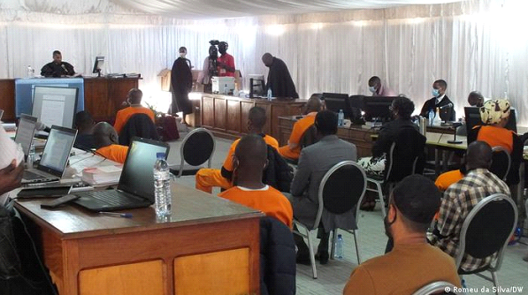 Ré Ângela Leão aparentemente débil de saúde