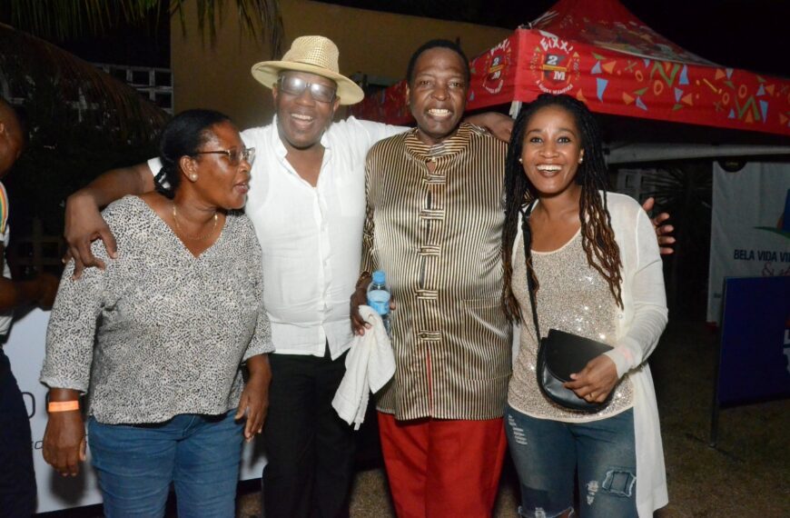 Jaco Maria Em Uma Bela Vida & Shopping Na Matola