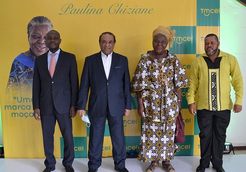 Ensombrada pela Crise Laboral Tmcel ‘Faz Carinhos’ á Escritora Paulina Chiziane