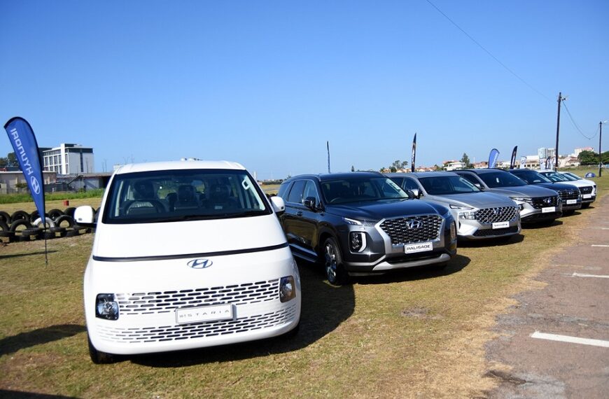 Ronil Explora o Carisma de Três Marcas Para Celebrar os Seus 75 Anos em Moçambique