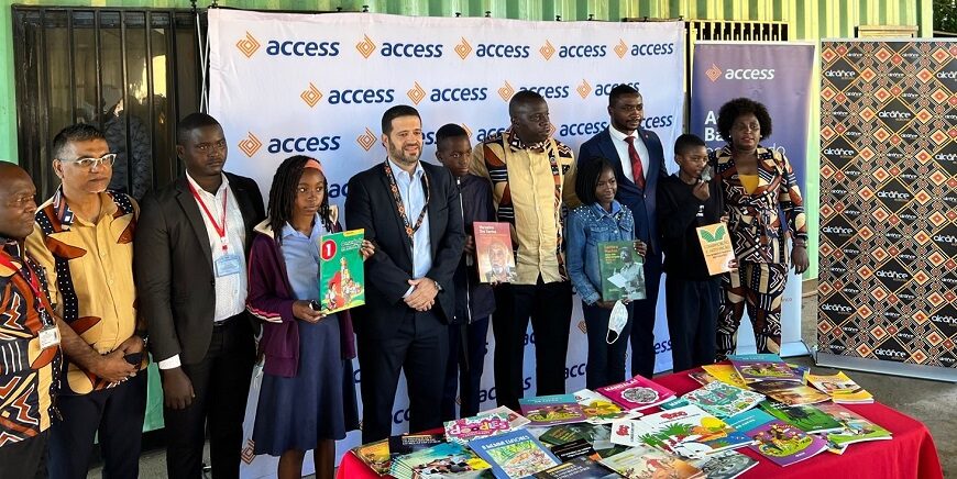 Access Bank Doa Livros á Escola Primária Completa de Guava em Maputo