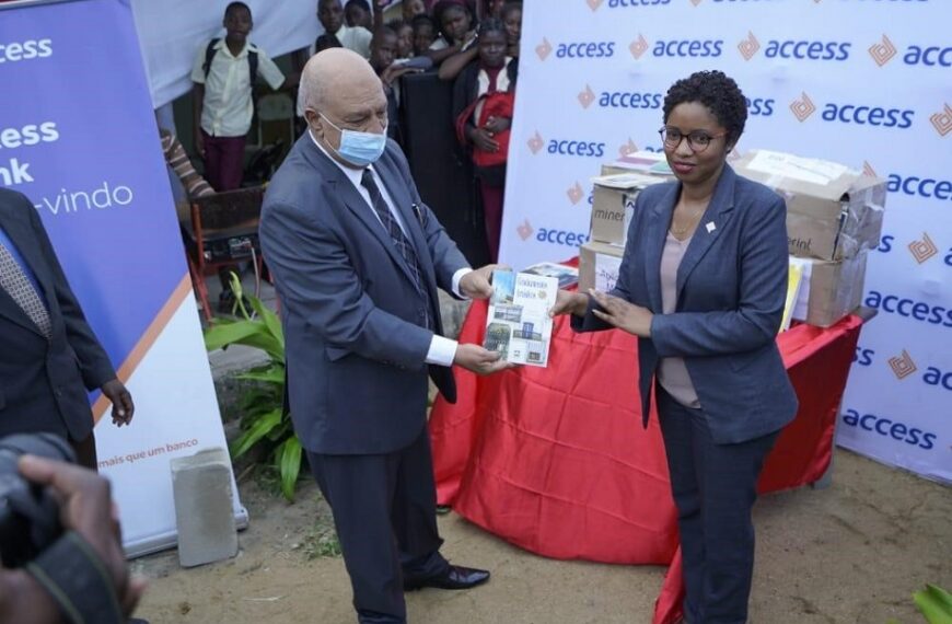 Access Bank Mozambique Oferece Livros a Escola Secundária Matadouro na Beira