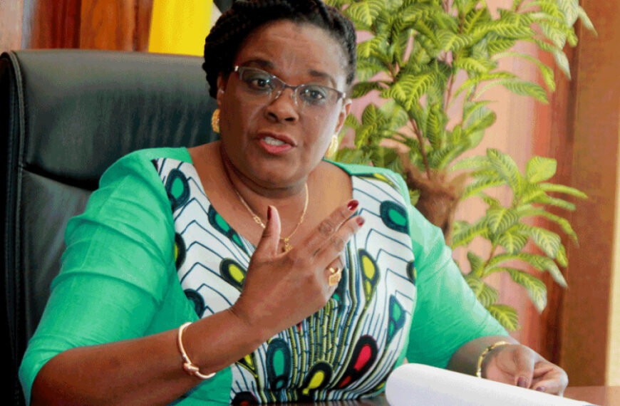 Nyusi Sob Pressão da Sociedade Civil Para Demitir Carmelita Namashulua da Educação