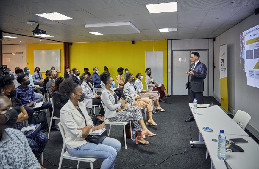 Ernst & Young Recebe Alunos de Quatro Universidades Nacionais Para Contacto Laboral