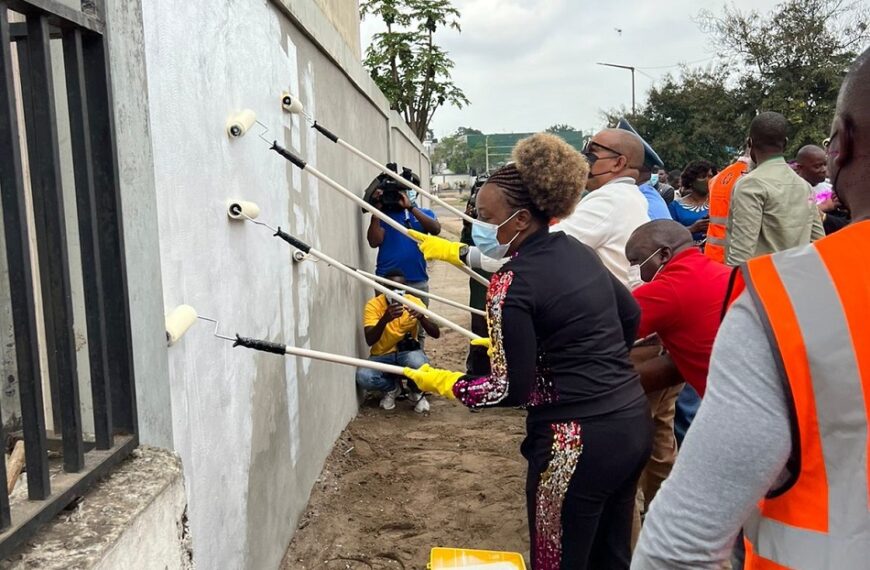 Access Bank na Pintura do Mural à Saída do Aeroporto Internacional de Maputo