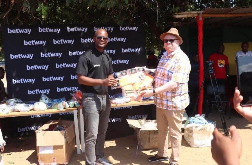Governo de Mabote Recebe Equipamento Desportivo da Betway Para Clubes Locais