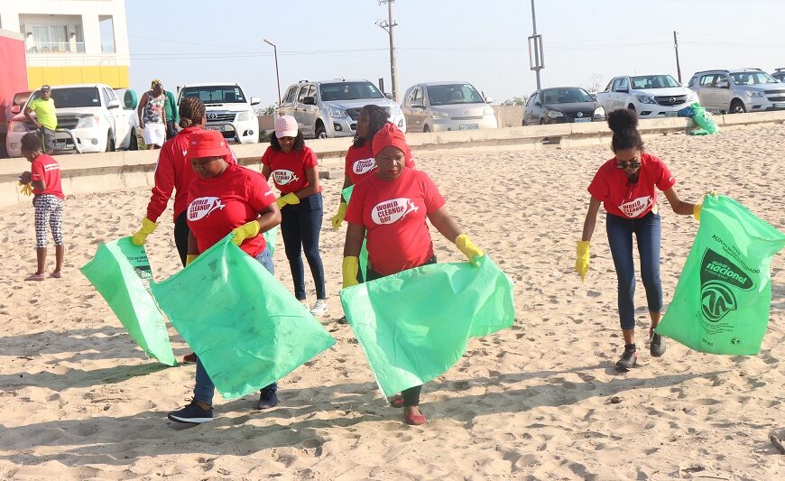 Voluntários Recolhem Resíduos Plásticos na Costa do Sol Para Celebrar Dia Mundial da Limpeza