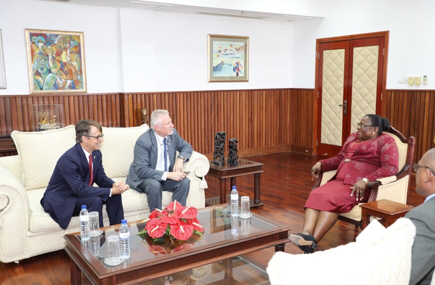 Vice-Comandante do Comando dos E.U.A. para a África Reúne Com Autoridades do Governo em Moçambique