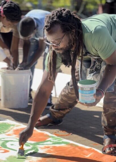 Estilista Shaazia Adam e o Artista Plástico Butcheca Pintam com Crianças do Arco-Íris
