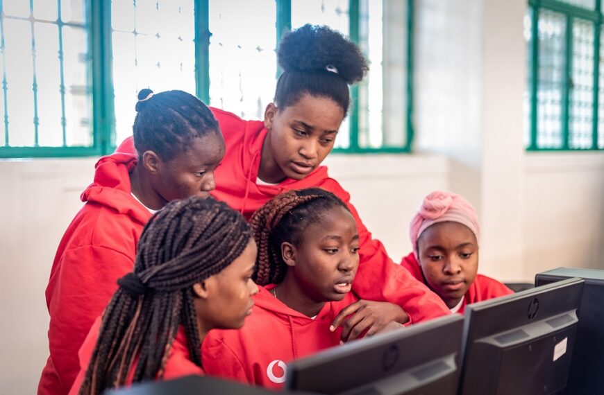 Programa ‘Code Like a Girl’ da Vodacom Treina Raparigas em Tecnologias nas Escolas Públicas