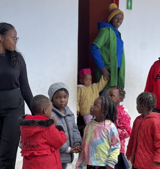 Shaazia Adam Doa o Resultado das Vendas de Peças de Moda às Crianças do Orfanato Arco-Íris