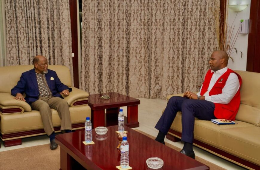 Chapo Visita Chissano na Procura de Inspiração Para Governar Moçambique