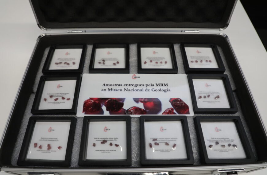 Museu Nacional de Geologia Recebe Pedras Preciosas Brutas Para Visualização Pública