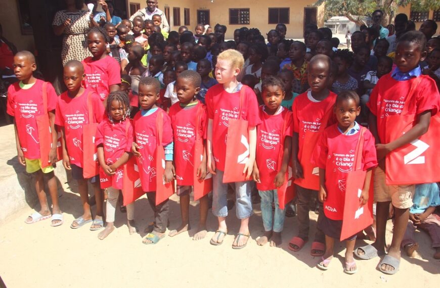 Moza Doa Kits Escolares Para 500 Crianças Carenciadas de Macharote em Sofala