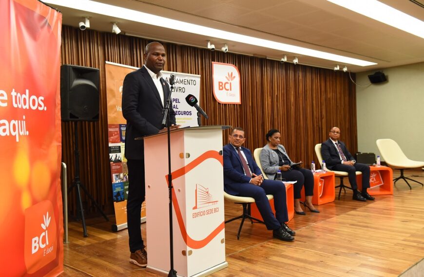 Daniel Chapo no Lançamento da obra “O Papel Social dos Seguros” de Danilo Teixeira