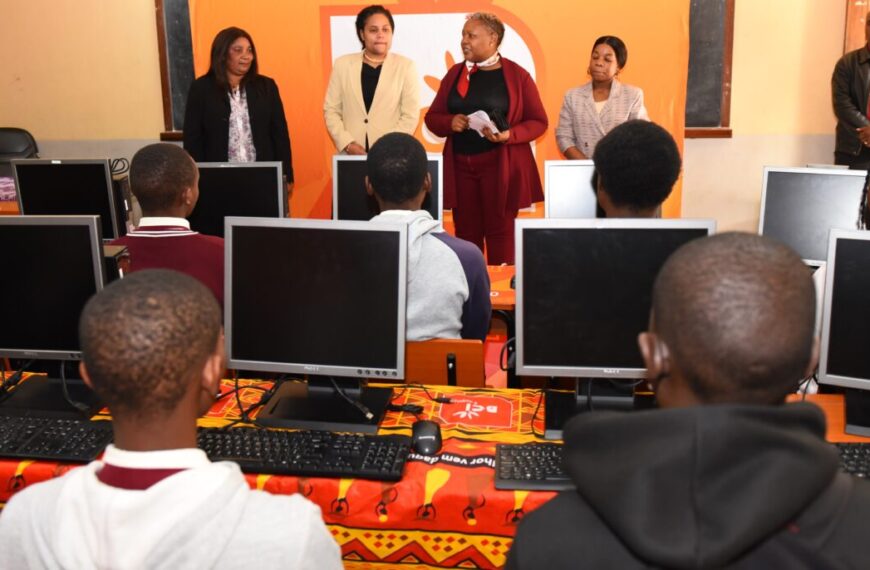 Escola Secundária de Laulane Recebe Material Informático Oferecido pelo BCI