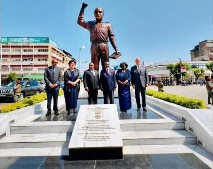 Internautas Denunciam o ‘Ridículo’ da Estatua de Eduardo Mondlane Inaugura em Maputo