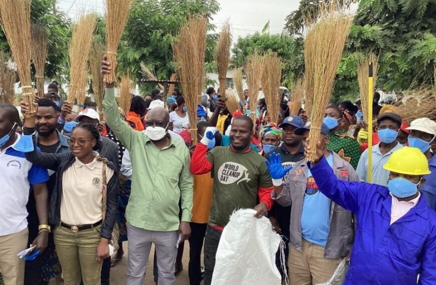 Moda Vassoura em Punho de Ossufo Momade Chega ao Parque Nacional da Gorongosa?