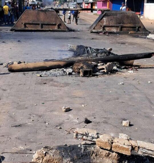 Manifestantes e a Polícia Colocam Maputo Sob Fogo Cruzado