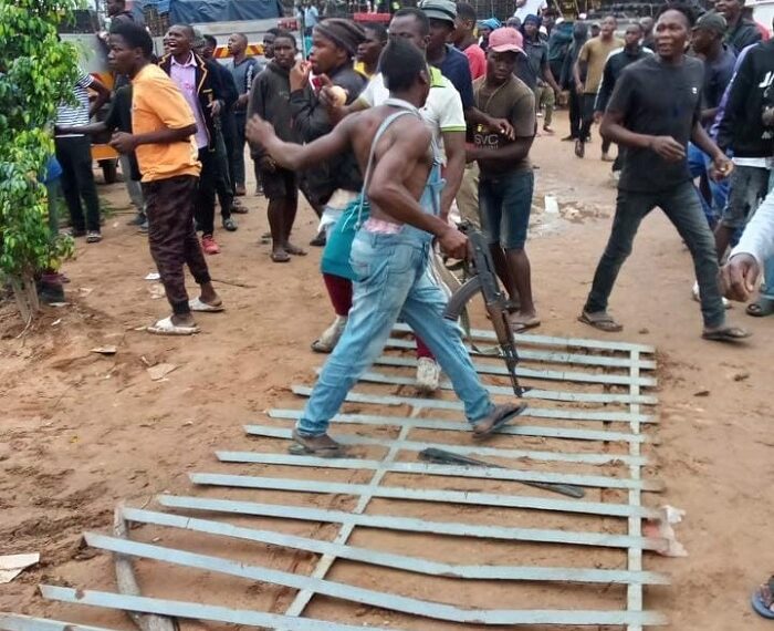 Populares Assaltam e Incendeiam Esquadras da Polícia em Inhambane e Maputo