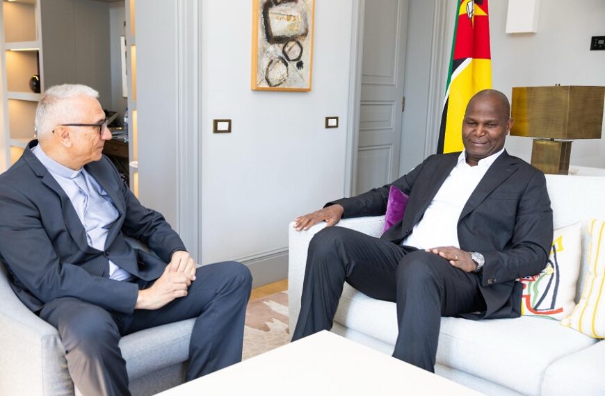 Presidente Chapo Discute Parcerias na Igreja Católica nos Corredores do Funeral de Papa Francisco