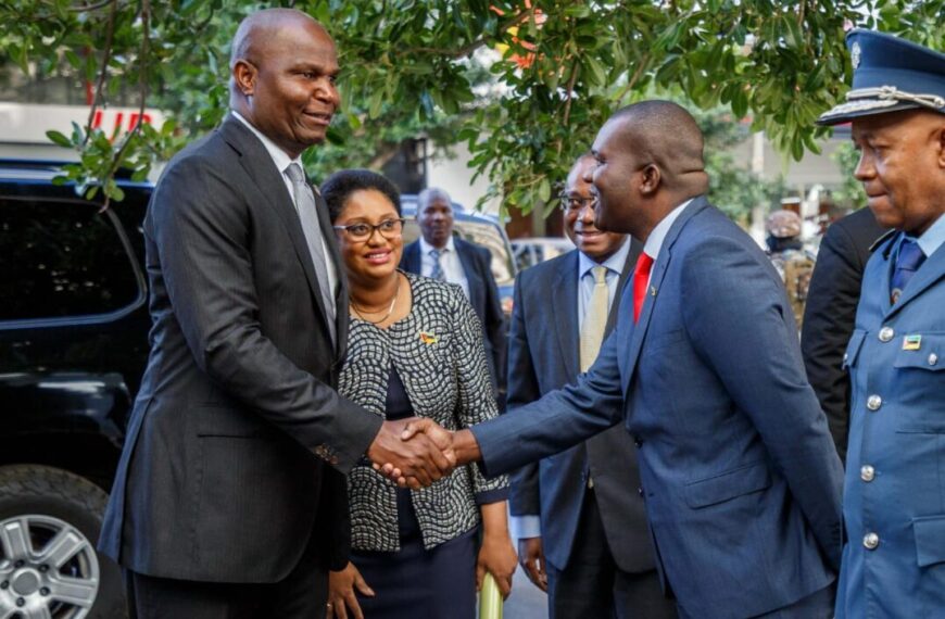 Os Recados de Daniel Chapo de Visita a Direcção da Autoridade Tributária em Maputo