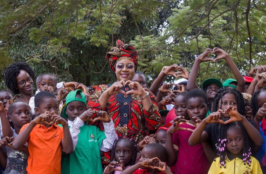 Primeira-dama Reforça Apoio Social em Vanduzi Com Entrega de Mantas e Cestas Básicas