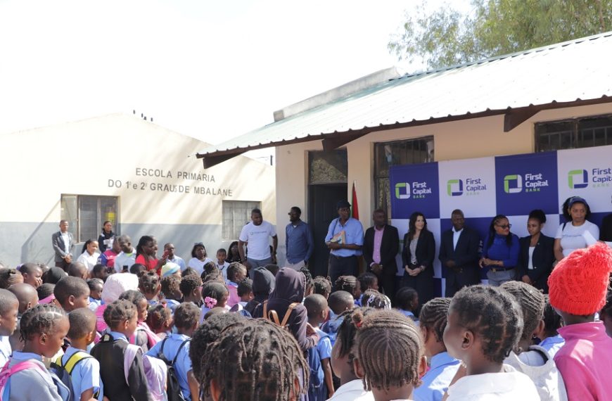 First Capital Bank Apetrecha Biblioteca da EPC Mbalane com Mobiliário e Materiais Didácticos