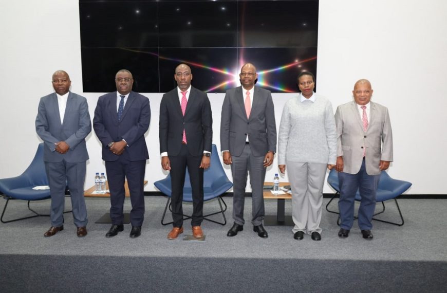 Paulo Fumane Apresentado na Administração Nacional de Estradas em Maputo