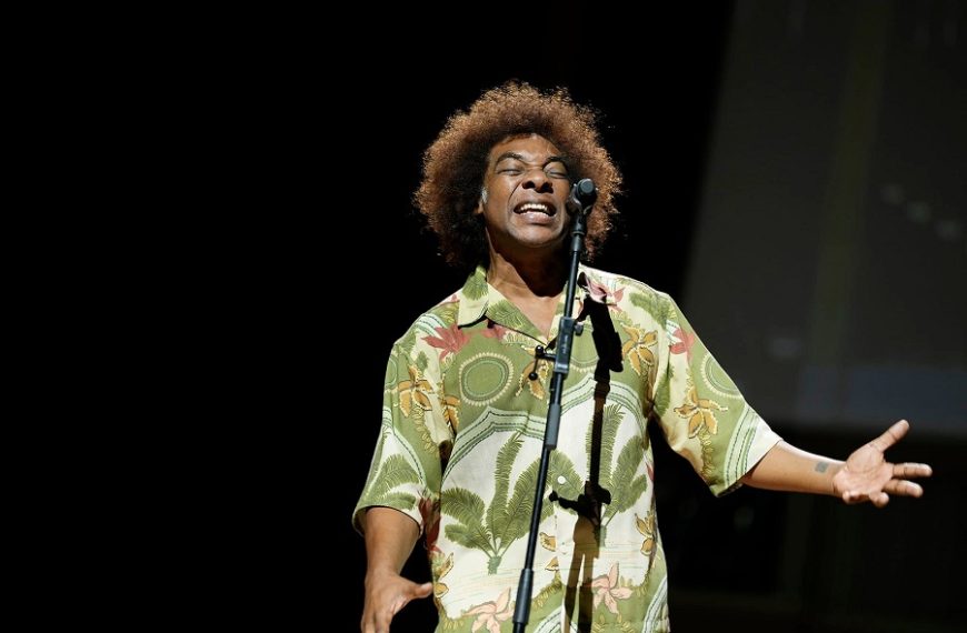 Músico Stewart Sukuma Troca Mimos com as Forças Armadas de Defesa de Moçambique