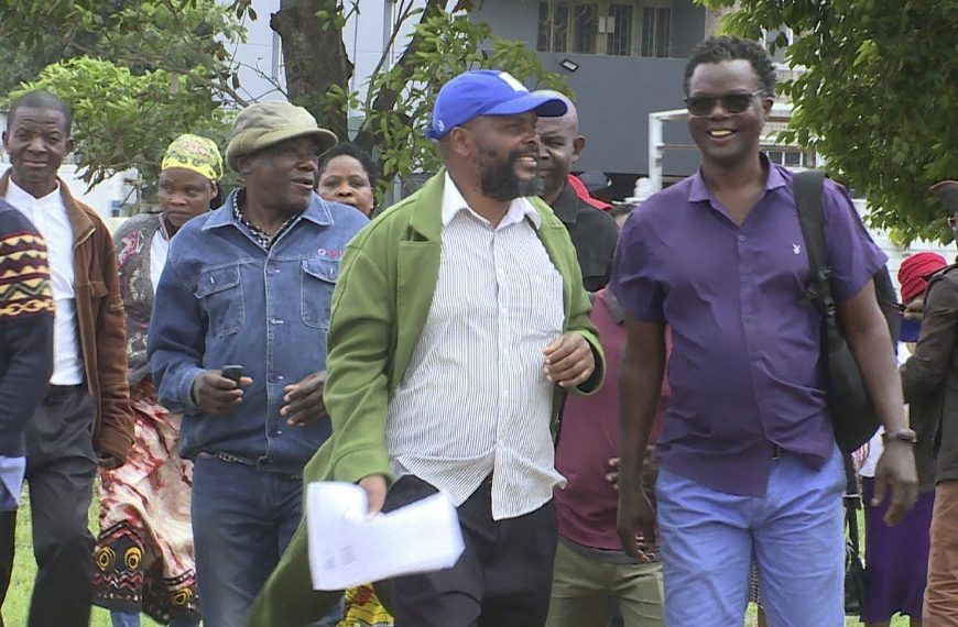 Para Ex-guerrilheiros Conselho Nacional Foi Uma Chachada e Ossufo Momad Admite Deixar Presidência em Congresso