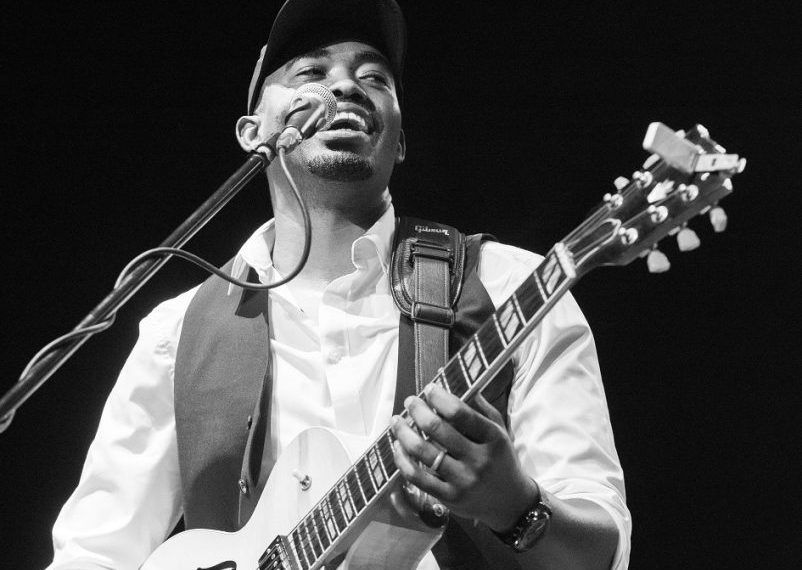 “A Mente de Um Grande Guitarista” em Estreia Literária de Elcides Carlos