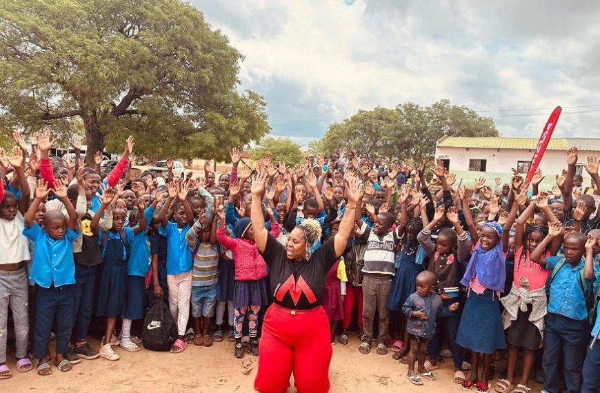 Crianças Carenciadas Beneficiam de Material Escolar Doado Pelo Moza Banco