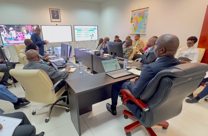 Daniel Chapo Orienta Situação das Cheias a Partir da Sala de Operações de Emergência na Presidência