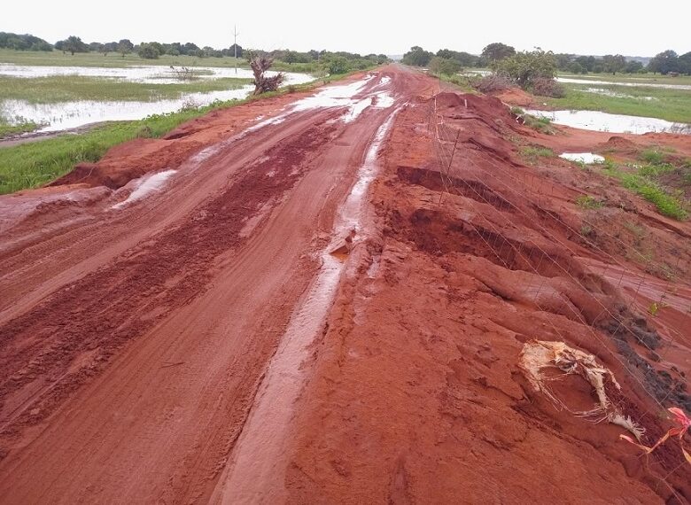 Em Moçambique Governo Diz Que Mais de 3.500 km de Estradas Vão à Reabilitação