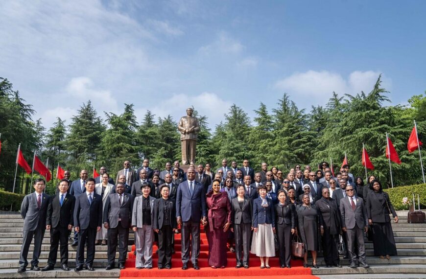 Presidente Chapo Presta Homenagem a Mao-Tse-Tung e Sublinha Amizade Histórica com a China