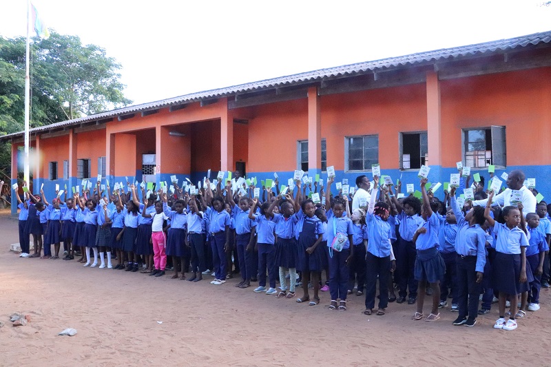 First Capital bank Assinala dia Internacional do Livro Infantil com Doação de Livros de Educação Financeira