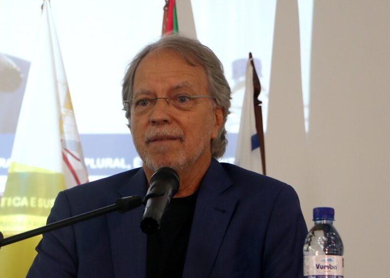 Presidente Daniel Chapo Felicita Mia Couto por Distinção Académica na Hungria