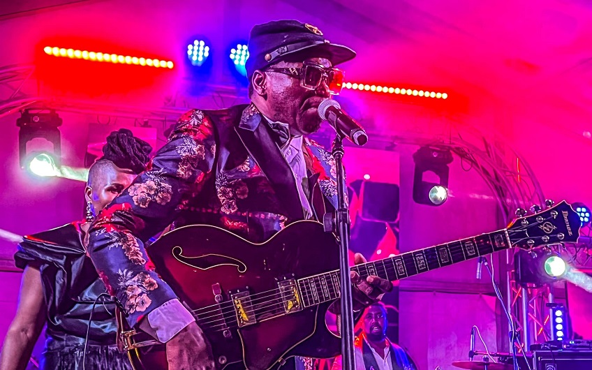 Daniel Chapo Felicita Jimmy Dludlu Pela Distinção de Excelência em Jazz