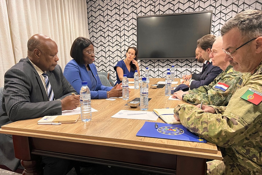 Ministra dos Negócios Estrangeiros e Cooperação Reúne-se com Equipa Militar Europeia Baseada em Maputo