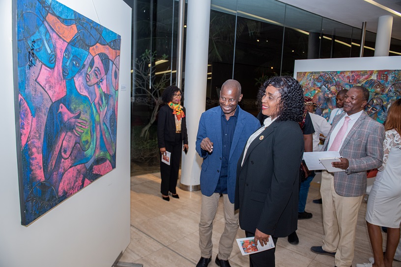 Patente a Exposição Solidária “Arte que Acolhe, Mãos que Ajudam” de Ernesto Tembe