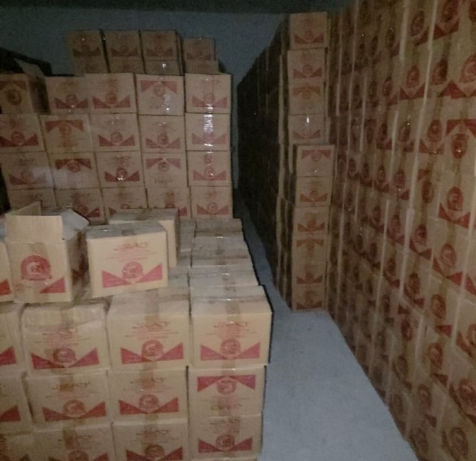 AT Apreende Bebidas Alcoólicas Numa Fabriqueta Suspeita de Produção Clandestina em Maputo