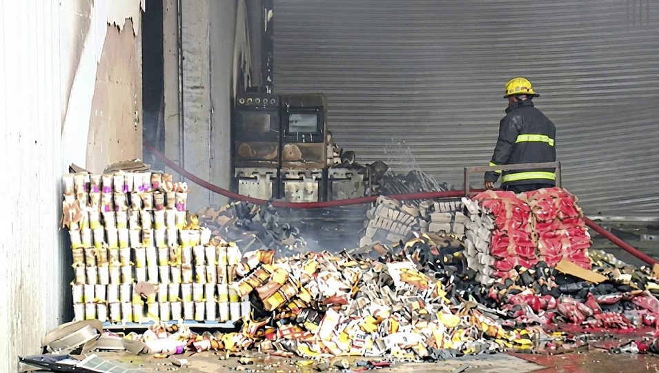Rasaque Manhique Solidariza-se com os Afectados pelo Incêndio no Supermercado Rio Verde no Zimpeto