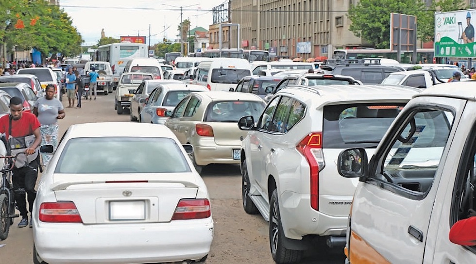 Município de Maputo Promete Intensificar Proibição do Parqueamento de Viaturas nos Passeios