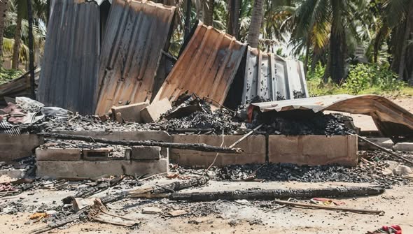 Incêndio Consome Dez Residências de Familiares de Líder Comunitário Assassinado na Província de Inhambane